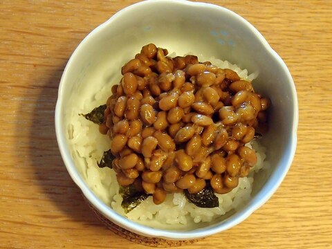 海苔たっぷり！ピリッと辛くて美味しい納豆ご飯